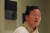 한승원 작가가 13일 서울 중구 정동 달개비에서 열린 산문집 &#39;꽃을 꺾어 집으로 돌아오다&#39; 출간 간담회에 참석자들과 대화를 나누고 있다. [연합뉴스]