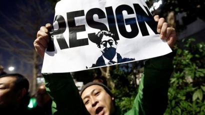 "아베는 물러나라" 日 총리 관저 앞에서 이틀째 시위 계속 