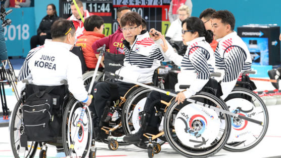 '무적 오벤져스'... 韓 휠체어컬링, 평창 패럴림픽 예선 1위로 준결승행