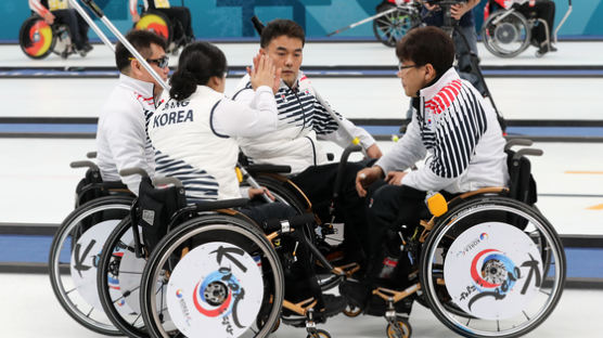 '오벤저스' 韓 휠체어컬링, 평창 패럴림픽 준결승 진출 성공