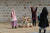 휴일 나들이 나온 한 가족이 서울 덕수궁 돌담길변에 놓여진 연탄재 설치물 앞에서 기념사진을 찍고 있다. &#39;뜨거울 때 꽃이 핀다&#39;라는 글이 붙어 있다. 신인섭 기자