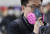 【서울=뉴시스】고승민 기자 = 전국적으로 미세먼지 농도가 &#39;나쁨&#39; 수준으로 예보된 18일 오전 서울 지하철 광화문역에서 방독면형 마스크를 착용한 시민이 출근길 걸음을 재촉하고 있다. 미세먼지는 전 권역에서 &#39;매우 나쁨&#39; 수준의 농도가 나타날 수 있다. 2018.01.18. kkssmm99@newsis.com