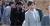 고 노무현 전 대통령이 탄 차를 보내는 유시민 작가(왼쪽)와 떠난 후 안쓰럽게 쳐다보는 유 작가. [연합뉴스, 사진공동취재단]