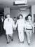 1988년 국내 최초 간이식 수술을 받은 이선화(당시 14세) 씨가 어머니(오른쪽)와 김수태 명예교수(왼쪽) 손을 잡고 병원 문을 나서고 있다. [서울대병원]