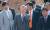 노무현 전 대통령이 검찰 조사를 받기 위해 김해 봉하마을 사저를 나서자 유시민 작가(앞줄 왼쪽)와 정찬용 전 청와대 인사수석(가운데) 등 측근 인사들이 안타까운 표정으로 배웅하고 있다. 사진공동취재단 