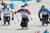14일 오전 강원도 알펜시아 바이애슬론 센터에서 열린 2018 평창 겨울 패럴림픽 크로스컨트리 스키 남자 1.1km 스프린트 좌식 결승에서 신의현 선수(가운데)가 설원 위를 질주하고 있다. 평창=장진영 기자