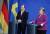16일(현지시간) 독일 베를린을 방문한 스웨덴 스테판 뢰벤 총리가 앙겔라 메르켈 독일 총리와 회담 후 기자회견을 열고 있다. [로이터=연합뉴스]