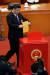 시진핑 중국국가주석이 19일(현지시간) 베이징에서 열린 제7차 전국인민대표대회총회에서 투표하고 있다. 투표함에 중국 국장이 부착되어 있다. [로이터=연합뉴스]