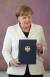 4번째 임기를 시작한 앙겔라 메르켈 독일 총리가 지난 14일(현지시각) 베를린 벨레뷰 궁전에서 독일 대통령으로부터 받은 임명장을 보이고 있다. [AFP=연합뉴스]