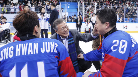 패럴림픽 아이스하키 선수 한명 한명에 문재인 대통령이 보낸 축전
