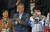 17일 강원 강릉하키센터에서 열린 2018 평창동계패럴림픽 아이스하키 동메달결정전을 찾은 문재인 대통령(가운데)의 부인 김정숙 여사(오른쪽)가 대한민국 선수들이 승리한 뒤 애국가를 부르자 눈시울을 붉히고 있다. [연합뉴스]