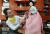 김혜순 한복 디자이너가 18일 서울 역삼동 김혜순한복 공방에서 인형에 노리개를 달고 있다.최승식 기자 