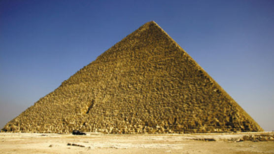 세계문화유산 ‘피라미드’ 정상에 오른 20대 남성에게 벌어진 일