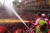 지난 3월3일 인도에서 열린 홀리축제 참가자들이 서로에게 색가루와 물감을 뿌리며 새봄을 맞이하고 있다.[AP=연합뉴스]