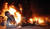 19일(현지시간) 스페인 발렌시아에서 열린 ‘라스 팔라스’ 축제 마지막날 행사기간 동안 상용됐던 조각상과 인형이 불태워지고 있다.[AP=연합뉴스]