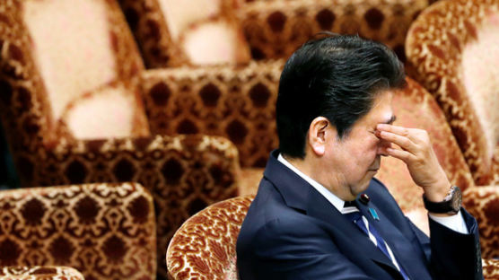 지지율 30%대 추락한 아베 … “9월 총재 선거 못 나올 수도”