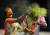 지난 3월2일 인도에서 열린 홀리축제 참가자들이 서로에게 색가루를 뿌리고 있다.[AP=연합뉴스]