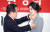 지난 9일 홍준표 자유한국당 대표가 배현진 전 MBC 아나운서의 입당식에서 태극기 배지를 달아주고 있는 모습 [중앙포토]