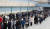 18일 오전 서울 서초구 양재동 화물터미널 부지에 마련된 ‘디에이치 자이 개포’ 견본주택을 찾은 방문객들이 줄지어 입장을 기다리고 있다. [뉴스1]