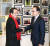 홍준표 자유한국당 대표(왼쪽)가 지난 1월 3일 오후 서울 삼성동 이명박 전 대통령 사무실을 찾았다. 홍 대표와 이 전 대통령이 인사를 나누고 있다. 