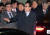 23일 이명박 전 대통령이 서울 논현동 자택 앞에서 측근들에게 구속 전 마지막 인사를 하고 있다. 임현동 기자