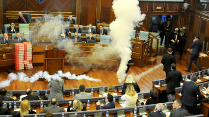 [사진] 야당 의원이 최루탄 투척, 난장판 코소보 의회