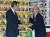 1992년 매장을 찾은 조지 H 부시 대통령(왼쪽)과 함께 한 라저러스. [AP=연합뉴스]