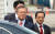  베트남을 국빈 방문한 문재인 대통령이 22일 오후 베트남 하노이 노이바이 국제공항에 도착해 영접 나온 베트남 정부 관계자들과 인사한 뒤 차량에 오르고 있다. [사진 연합뉴스]