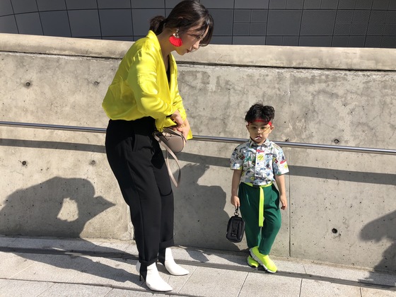 스트리트를 자유롭게 뛰노는 어린이 패피들도 패션위크 또 하나의 볼거리였다. 다섯살 정지원군은 엄마와 함께 노란색·라임색·초록색 등 비비드한 컬러의 패션을 선보였다.
