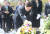 이재명 전 성남시장이 24일 오후 경남 김해 봉하마을에 있는 노무현 전 대통령 묘역을 참배하고 있다. [연합뉴스]