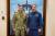 주한미해군사령관인 마이클 보일 준장(왼쪽)이 지난 6일 주한미해군(CNFK) 사령부를 방문한 태평양해안경비대(PACAREA) 부사령관인 팻 드콰트로 준장과 함께 기념사진을 찍었다. [사진 주한미해군]