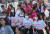 &#39;핑크런&#39; 마라톤 대회 참가자들이 마스크를 쓰고 출발하고 있다. 송봉근 기자