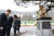 유승민 바른미래당 대표가 15일 광주 문성중학교에서 2010년 연평도 포격 때 희생된 고 서정우 하사의 흉상을 참배하고 있다. [사진 바른미래당]