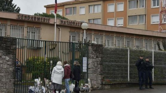 시민 대신 인질된 경찰간부 숨지자 슬픔에 빠진 프랑스