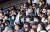 프로야구 두산-삼성 경기가 열린 25일 잠실야구장에서 일부 관중이 마스크를 쓴 채 관람하고 있다. 이날 잠실야구장은 평균 미세먼지 농도 129㎍/㎥로 나쁨(80~150㎍/㎥) 수준을 기록했다. [뉴스1]
