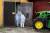 독일 방역 요원들이 2015년 9월 2일 치명적 돼지 전염병인 아프리카돼지출혈열(ASF)이 발생한 드레스덴의 한 농가에서 방역작업을 하고 있다. [EPA=연합뉴스]  