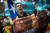 푸지데몬 전 수반의 사진이 인쇄된 포스터를 들고 시위에 나선 카탈루냐 시민. [AP=연합뉴스]