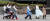 전국적으로 꽃샘추위가 찾아온 20일 오후 서울 광화문광장에서 관광객들이 몸을 움츠린 채 걸음을 재촉하고 있다. [뉴스1]