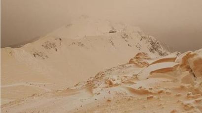 “화성에서 스키 타는 중” 동유럽에 오렌지색 눈 내려… 이색 풍경
