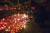 러시아 시베리아 쇼핑몰 희생자들을 추모하는 이들이 촛불을 켜고 있다. [AP=연합뉴스}