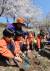  부산 북구 화명동 화명수목원 숲 유치원생들이 수목원에서 진달래를 심고 있다. [중앙 포토]