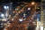 박근혜 대통령 퇴진 촉구 6차 촛불집회가 열린 2016년 12월 3일 서울 광화문 일대에 모인 시민들이 촛불을 밝힌 채 청와대 방향으로 행진하고 있다. [뉴스1]