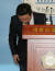  정봉주 전 의원이 27일 국회 정론관에서 기자회견을 마친뒤 인사하고 있다. 변선구 기자