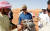  문재인 대통령이 26일 아랍에미리트 아부다비 내륙 사막에서 매사냥 체험을 하고 있다. 김상선 기자