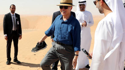 [포토사오정] '앗 뜨거!' 문재인 대통령, 맨발로 UAE 사막 걸어