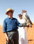 문재인 대통령이 26일 아랍에미리트 아부다비 내륙 사막에서 매사냥 체험을 하고 있다. 김상선 기자