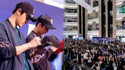 EXO's SEHUN-CHANYEOL-KAI in Times Square Hong Kong 