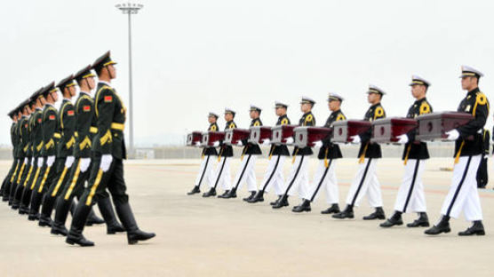 '격' 논란에도 중국군 유해 인도식 참석하는 국방장관