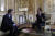 프랑스 임마누엘 마크롱 대통령(왼쪽)이 손영권 삼성전자 최고전략책임자(CSO)와 28일 파리에 위치한 대통령 관저 엘리제궁에서 면담하고 있다. [로이터=연합뉴스]