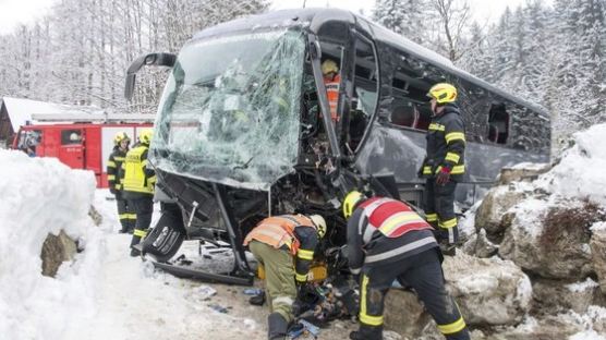 오스트리아서 한국인 태운 관광버스 사고… 24명 중경상